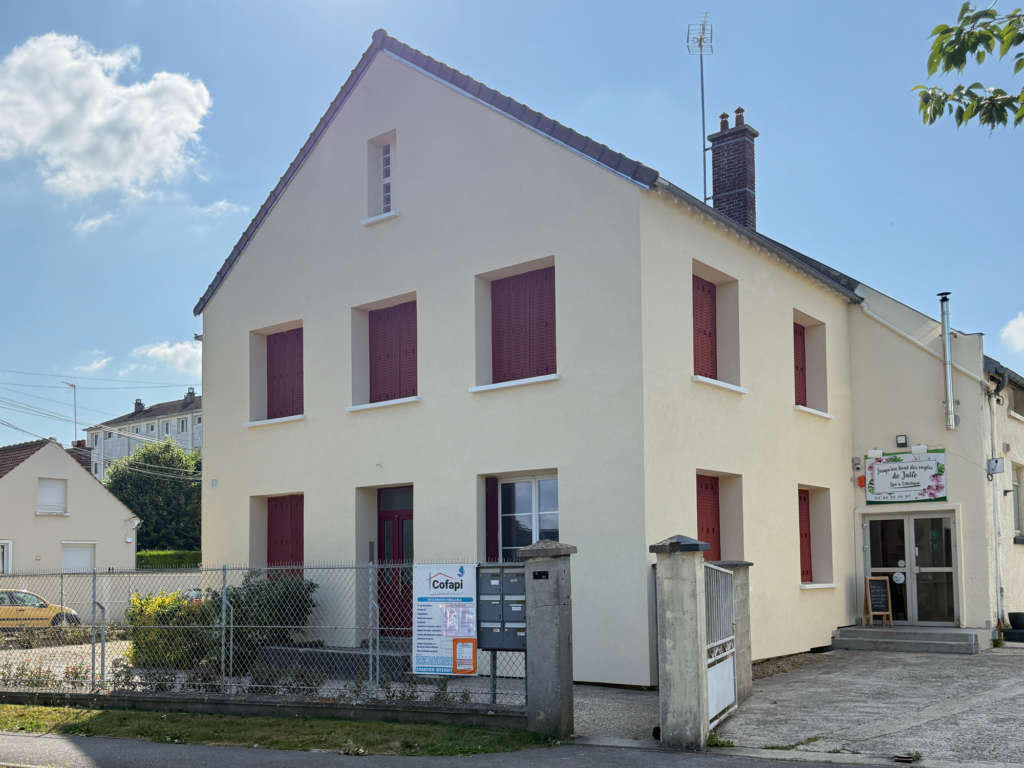 Photo d'une façade de maison après travaux d'Isolation thermique par l'extérieur (ITE) à Compiègne par Cofapi