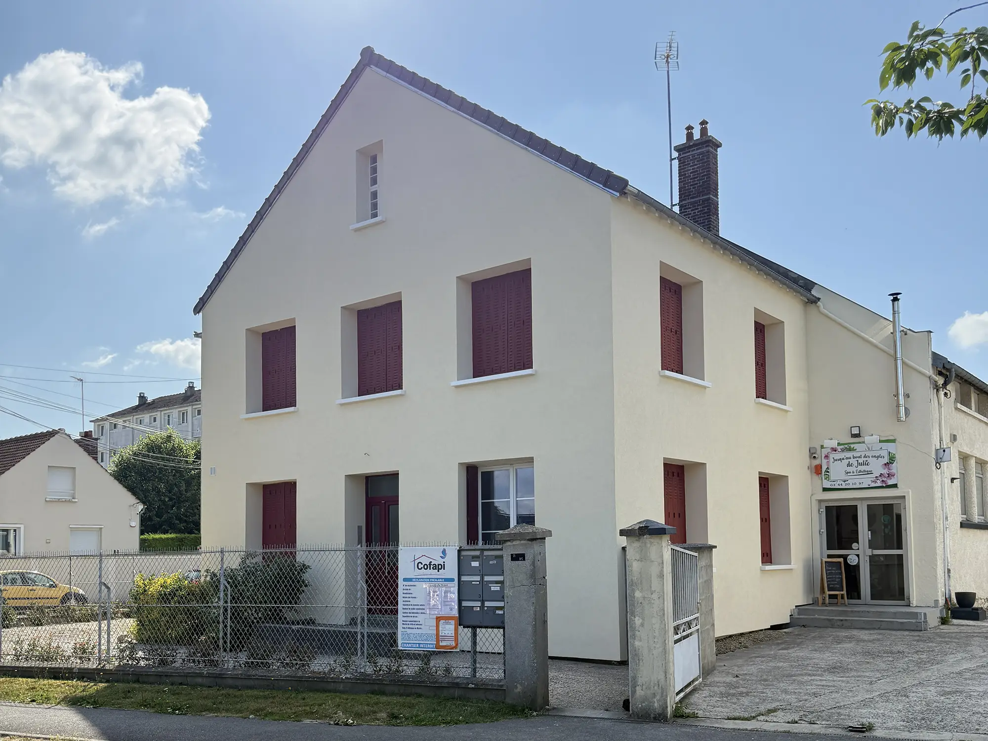 Photo d'une façade de maison après travaux d'Isolation thermique par l'extérieur (ITE) à Compiègne par Cofapi
