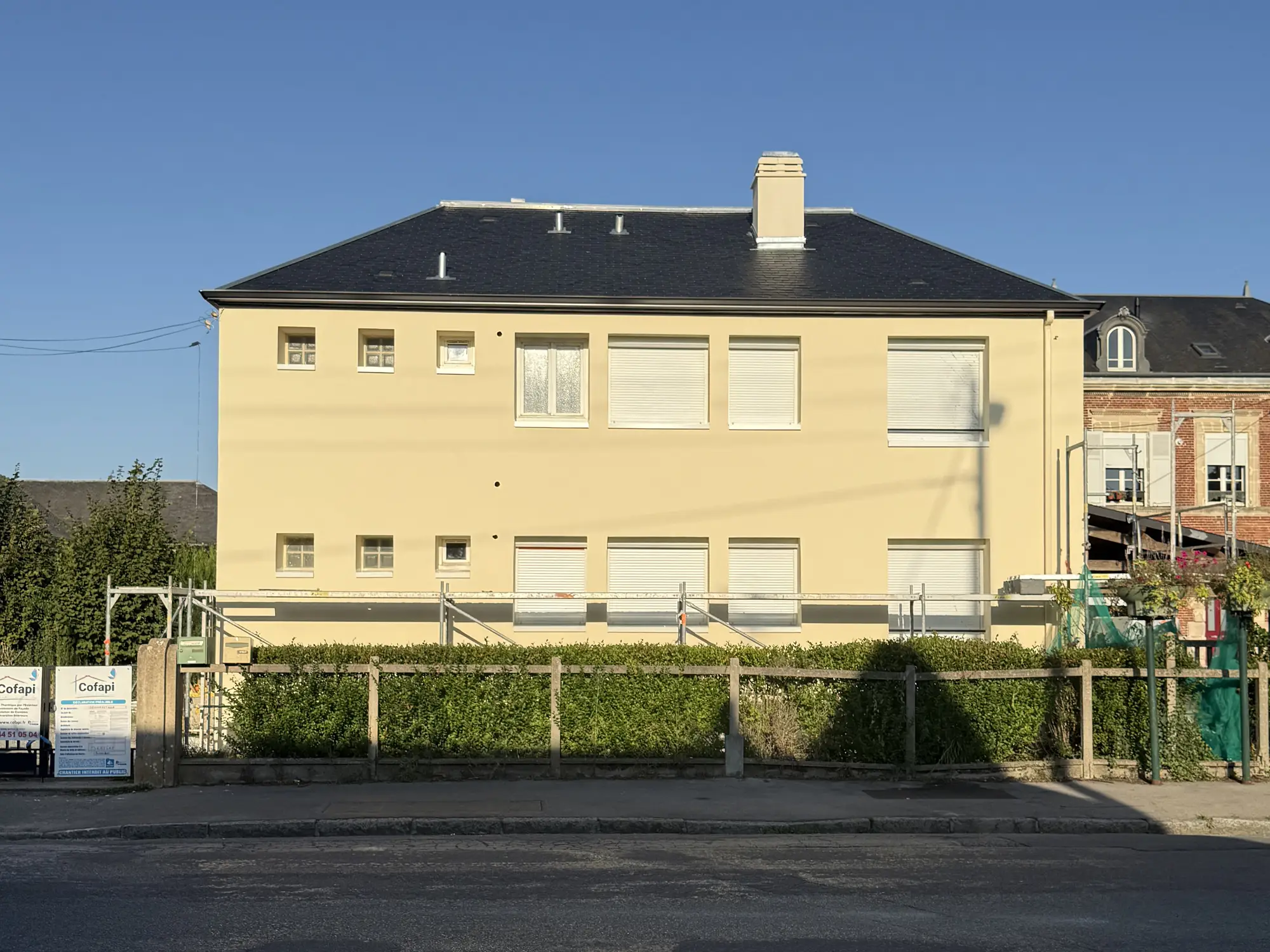 Photo de la façade d'une maison à Bresles près de Beauvais, après travaux d'isolation thermique par l'extérieur (ITE) par Cofapi et travaux de couverture par Cofardoise