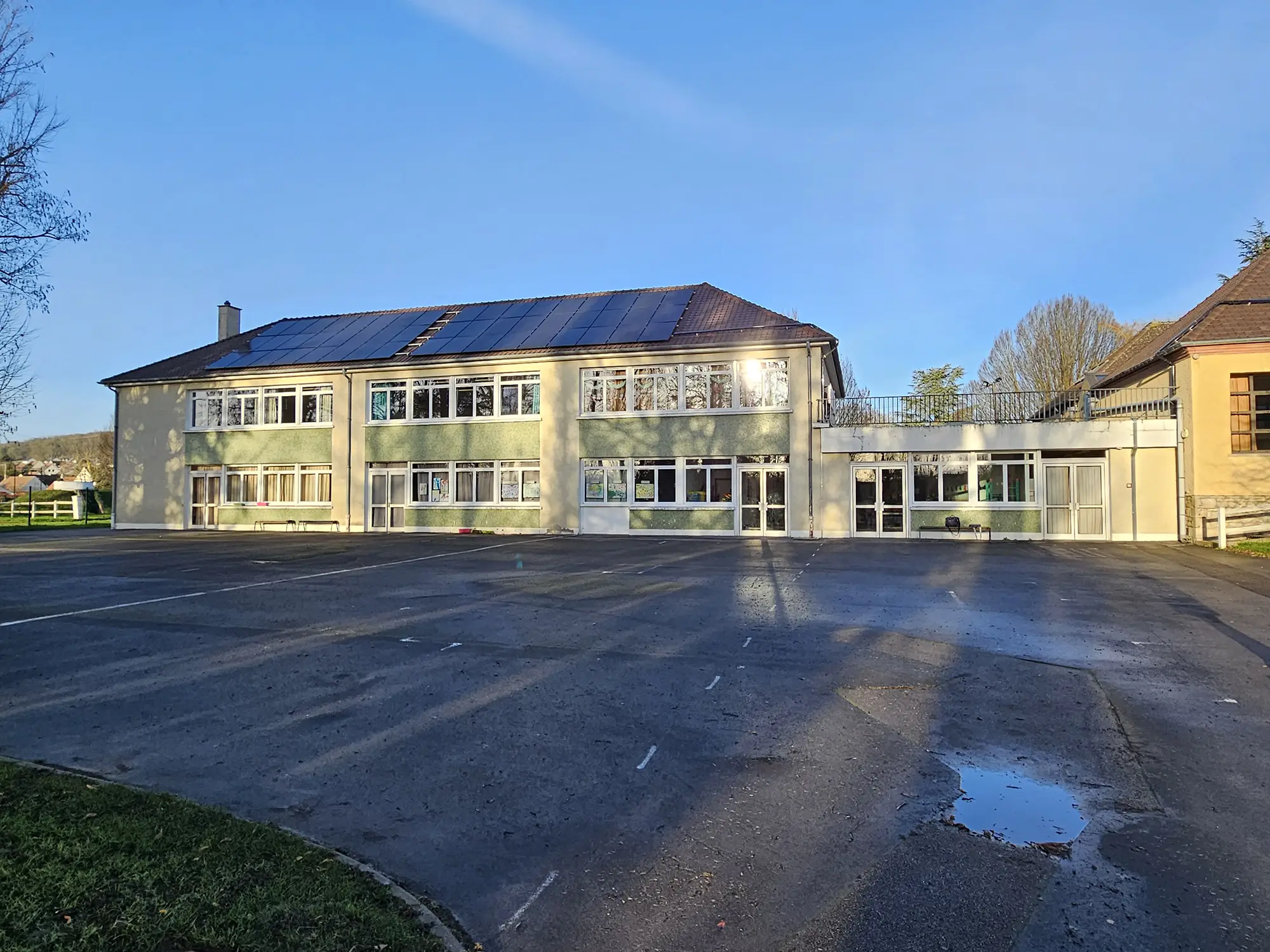 Photo de l'école de Rieux avant travaux d'isolation thermique (ITE) par l'extérieur par Cofapi